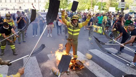 León se vuelca con sus brigadistas forestales en una marcha que reclama