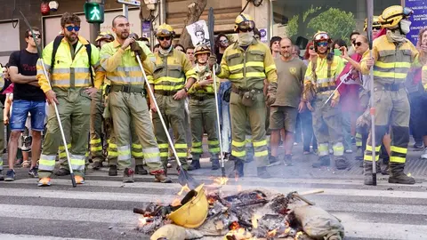 León se vuelca con sus brigadistas forestales en una marcha que reclama