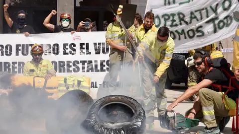 León se vuelca con sus brigadistas forestales en una marcha que reclama