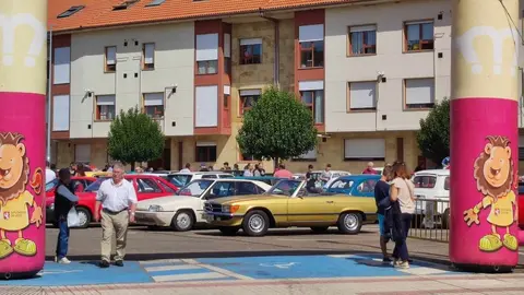 La quinta edición de la Retroclásica La Virgen del Camino se celebró este domingo con un rotundo éxito de participación y asistencia. Cientos de visitantes y decenas de vehículos clásicos, desde los entrañables Seat 600 y Renault 4 hasta modelos de alta gama como Jaguar y Mercedes, llenaron de nostalgia y pasión la localidad