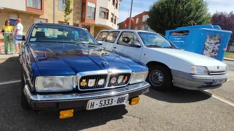 La quinta edición de la Retroclásica La Virgen del Camino se celebró este domingo con un rotundo éxito de participación y asistencia. Cientos de visitantes y decenas de vehículos clásicos, desde los entrañables Seat 600 y Renault 4 hasta modelos de alta gama como Jaguar y Mercedes, llenaron de nostalgia y pasión la localidad