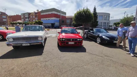 La quinta edición de la Retroclásica La Virgen del Camino se celebró este domingo con un rotundo éxito de participación y asistencia. Cientos de visitantes y decenas de vehículos clásicos, desde los entrañables Seat 600 y Renault 4 hasta modelos de alta gama como Jaguar y Mercedes, llenaron de nostalgia y pasión la localidad