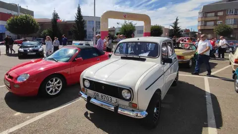 La quinta edición de la Retroclásica La Virgen del Camino se celebró este domingo con un rotundo éxito de participación y asistencia. Cientos de visitantes y decenas de vehículos clásicos, desde los entrañables Seat 600 y Renault 4 hasta modelos de alta gama como Jaguar y Mercedes, llenaron de nostalgia y pasión la localidad