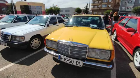 La quinta edición de la Retroclásica La Virgen del Camino se celebró este domingo con un rotundo éxito de participación y asistencia. Cientos de visitantes y decenas de vehículos clásicos, desde los entrañables Seat 600 y Renault 4 hasta modelos de alta gama como Jaguar y Mercedes, llenaron de nostalgia y pasión la localidad