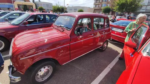 La quinta edición de la Retroclásica La Virgen del Camino se celebró este domingo con un rotundo éxito de participación y asistencia. Cientos de visitantes y decenas de vehículos clásicos, desde los entrañables Seat 600 y Renault 4 hasta modelos de alta gama como Jaguar y Mercedes, llenaron de nostalgia y pasión la localidad