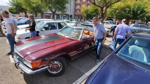 La quinta edición de la Retroclásica La Virgen del Camino se celebró este domingo con un rotundo éxito de participación y asistencia. Cientos de visitantes y decenas de vehículos clásicos, desde los entrañables Seat 600 y Renault 4 hasta modelos de alta gama como Jaguar y Mercedes, llenaron de nostalgia y pasión la localidad