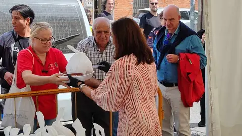 Santa María del Páramo vivió este fin de semana uno de los momentos más esperados de sus fiestas patronales: la tradicional alubiada popular, que alcanzó su 16ª edición con el reparto de unas 700 raciones.