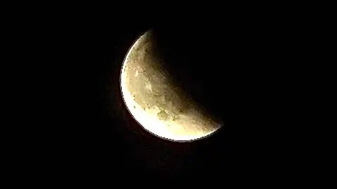 Cientos de aficionados se congregaron en miradores y plazas de la provincia para seguir el fenómeno astronómico, que apenas dejó entrever la “Luna de sangre”. Fotos: Campillo
