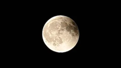 Cientos de aficionados se congregaron en miradores y plazas de la provincia para seguir el fenómeno astronómico, que apenas dejó entrever la “Luna de sangre”. Fotos: Campillo