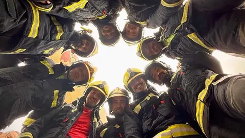 Antimio de Arriba volvió a vestirse de solidaridad este fin de semana con la celebración de la II Trail, una carrera que reunió a decenas de participantes en apoyo a las personas afectadas por Esclerosis Lateral Amiotrófica (ELA). La cita, organizada por la Junta Vecinal y con la implicación de asociaciones locales, destinó lo recaudado a proyectos de investigación y a aliviar los costes que soportan las familias de los pacientes. En la marcha destacó la participación de Bomberos de León. Foto: Bomberos León