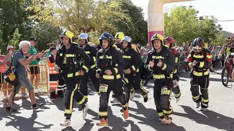 Antimio de Arriba volvió a vestirse de solidaridad este fin de semana con la celebración de la II Trail, una carrera que reunió a decenas de participantes en apoyo a las personas afectadas por Esclerosis Lateral Amiotrófica (ELA). La cita, organizada por la Junta Vecinal y con la implicación de asociaciones locales, destinó lo recaudado a proyectos de investigación y a aliviar los costes que soportan las familias de los pacientes. En la marcha destacó la participación de Bomberos de León. Foto: Bomberos León