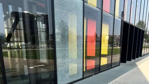 La concejala de UPL, Teresa Fernández, ha señalado que numerosos vecinos nos han trasladado quejas sobre la situación de abandono y suciedad en la que se encuentra el Palacio de Exposiciones y sus alrededores.