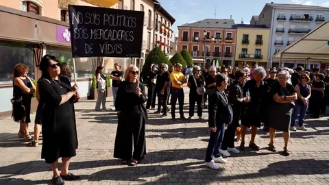 La plataforma ciudadana 'Stop Incendios Noroeste' se ha movilizado este lunes convocando un Día del Luto Forestal en el marco de una protesta pacífica con motivo de la celebración del Día de la Encina en Ponferrada y como muestra de rechazo a la gestión de los incendios forestales. Foto: Campillo