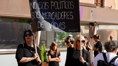 La plataforma ciudadana 'Stop Incendios Noroeste' se ha movilizado este lunes convocando un Día del Luto Forestal en el marco de una protesta pacífica con motivo de la celebración del Día de la Encina en Ponferrada y como muestra de rechazo a la gestión de los incendios forestales. Foto: Campillo