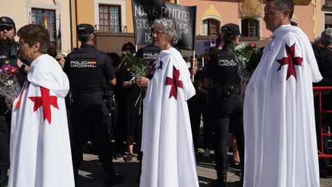 La plataforma ciudadana 'Stop Incendios Noroeste' se ha movilizado este lunes convocando un Día del Luto Forestal en el marco de una protesta pacífica con motivo de la celebración del Día de la Encina en Ponferrada y como muestra de rechazo a la gestión de los incendios forestales. Foto: Campillo
