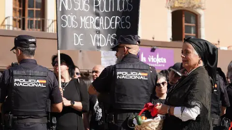 La plataforma ciudadana 'Stop Incendios Noroeste' se ha movilizado este lunes convocando un Día del Luto Forestal en el marco de una protesta pacífica con motivo de la celebración del Día de la Encina en Ponferrada y como muestra de rechazo a la gestión de los incendios forestales. Foto: Campillo