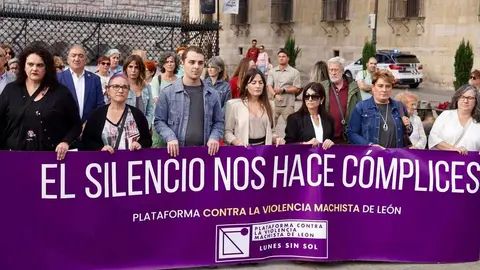La Plataforma contra la Violencia Machista conmemoró en la plaza de San Marcelo dos décadas de movilización ciudadana, acompañada por representantes institucionales y con la lectura de un manifiesto en recuerdo de las víctimas. Fotos: Campillo