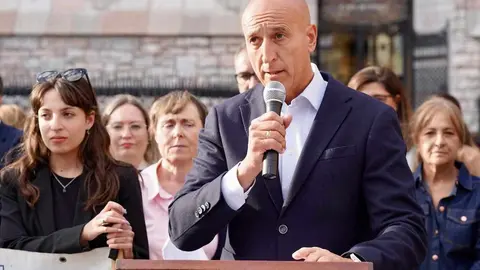 La Plataforma contra la Violencia Machista conmemoró en la plaza de San Marcelo dos décadas de movilización ciudadana, acompañada por representantes institucionales y con la lectura de un manifiesto en recuerdo de las víctimas. Fotos: Campillo
