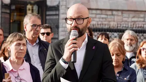 La Plataforma contra la Violencia Machista conmemoró en la plaza de San Marcelo dos décadas de movilización ciudadana, acompañada por representantes institucionales y con la lectura de un manifiesto en recuerdo de las víctimas. Fotos: Campillo