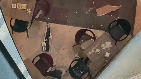 El desprendimiento de una parte de la techumbre del centro comercial Espacio León este lunes ha provocando un enorme caos en el interior de la instalación.