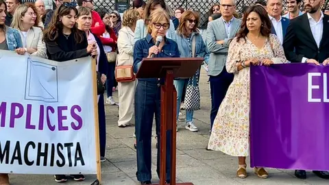 La Plataforma contra la Violencia Machista conmemoró en la plaza de San Marcelo dos décadas de movilización ciudadana, acompañada por representantes institucionales y con la lectura de un manifiesto en recuerdo de las víctimas. Fotos: Campillo