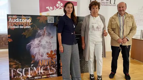 La concejala de Acción y Promoción Cultural, Elena Aguado, junto al encargado cultural, Senador González, y la gerente del Auditorio Ciudad de León, Ana Isabel García, presenta el ciclo de Artes Escénicas del Auditorio del segundo semestre del año. Foto: Campillo.