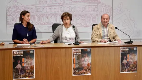 La concejala de Acción y Promoción Cultural, Elena Aguado, junto al encargado cultural, Senador González, y la gerente del Auditorio Ciudad de León, Ana Isabel García, presenta el ciclo de Artes Escénicas del Auditorio del segundo semestre del año. Foto: Campillo.