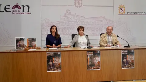 La concejala de Acción y Promoción Cultural, Elena Aguado, junto al encargado cultural, Senador González, y la gerente del Auditorio Ciudad de León, Ana Isabel García, presenta el ciclo de Artes Escénicas del Auditorio del segundo semestre del año. Foto: Campillo.