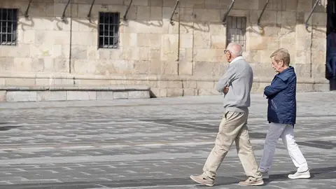 El alcalde de León, José Antonio Diez, realiza una visita a la plaza Mayor de León con motivo de las obras que se acometen en ella. Foto: Campillo