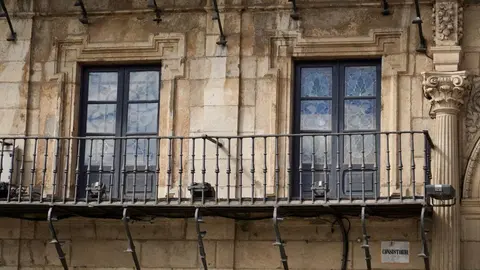 El alcalde de León, José Antonio Diez, realiza una visita a la plaza Mayor de León con motivo de las obras que se acometen en ella. Foto: Campillo