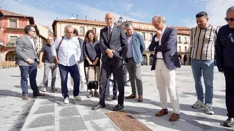 El alcalde de León, José Antonio Diez, realiza una visita a la plaza Mayor de León con motivo de las obras que se acometen en ella. Foto: Campillo