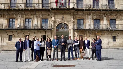 El alcalde de León, José Antonio Diez, realiza una visita a la plaza Mayor de León con motivo de las obras que se acometen en ella. Foto: Campillo