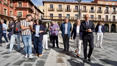 El alcalde de León, José Antonio Diez, realiza una visita a la plaza Mayor de León con motivo de las obras que se acometen en ella. Foto: Campillo