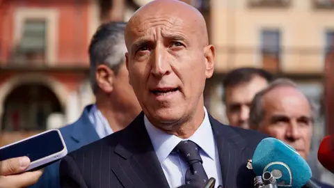 El alcalde de León, José Antonio Diez, realiza una visita a la plaza Mayor de León con motivo de las obras que se acometen en ella. Foto: Campillo