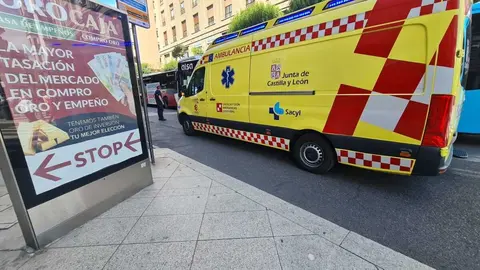 Los servicios de emergencia en la rotonda de la Plaza de Santo Domingo, en la confluencia con la Gran Vía de San Marcos donde ha tenido lugar el suceso.