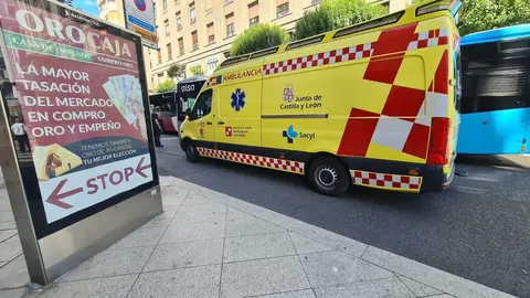 Los servicios de emergencia en la rotonda de la Plaza de Santo Domingo, en la confluencia con la Gran Vía de San Marcos donde ha tenido lugar el suceso.
