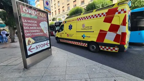 Los servicios de emergencia en la rotonda de la Plaza de Santo Domingo, en la confluencia con la Gran Vía de San Marcos donde ha tenido lugar el suceso.
