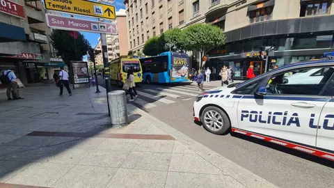 Los servicios de emergencia en la rotonda de la Plaza de Santo Domingo, en la confluencia con la Gran Vía de San Marcos donde ha tenido lugar el suceso.