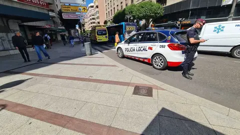 Los servicios de emergencia en la rotonda de la Plaza de Santo Domingo, en la confluencia con la Gran Vía de San Marcos donde ha tenido lugar el suceso.