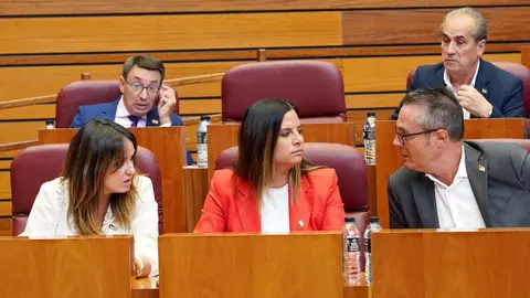 El presidente de la Junta, Alfonso Fernández Mañueco, expresó hoy su respaldo al consejero de Medio Ambiente, Vivienda y Ordenación del Territorio, Juan Carlos Suárez-Quiñones, tras la gestión de los “graves” incendios forestales de este verano. Fotos: Miriam Chacón