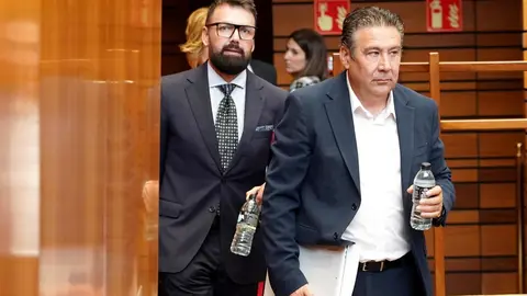 El presidente de la Junta, Alfonso Fernández Mañueco, expresó hoy su respaldo al consejero de Medio Ambiente, Vivienda y Ordenación del Territorio, Juan Carlos Suárez-Quiñones, tras la gestión de los “graves” incendios forestales de este verano. Fotos: Miriam Chacón