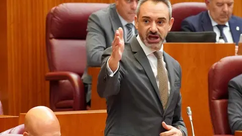 El presidente de la Junta, Alfonso Fernández Mañueco, expresó hoy su respaldo al consejero de Medio Ambiente, Vivienda y Ordenación del Territorio, Juan Carlos Suárez-Quiñones, tras la gestión de los “graves” incendios forestales de este verano. Fotos: Miriam Chacón