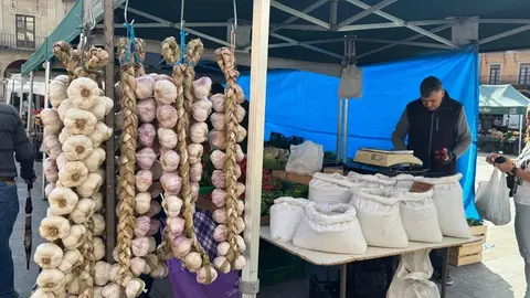Imagen de un puesto del mercado tradicional de la Plaza Mayor.