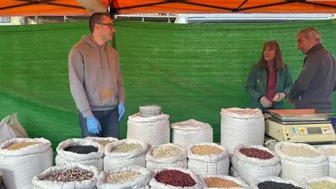 Jorge junto a su familia en su puesto de hortalizas del mercado tradicional de la Plaza Mayor
