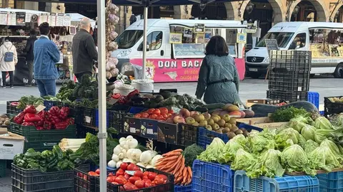 Imagen de un puesto del mercado tradicional de la Plaza Mayor.