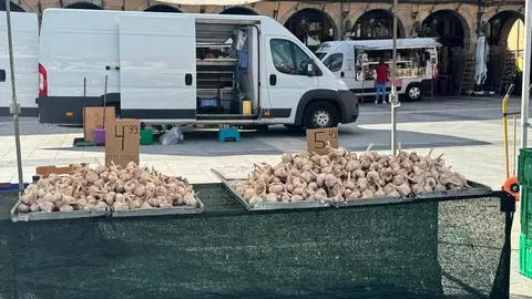 Imagen de un puesto del mercado tradicional de la Plaza Mayor.