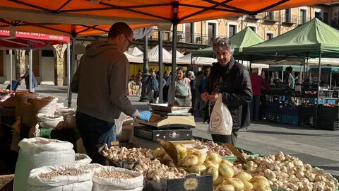Jorge atendiendo en su puesto de legumbres del mercado tradicional de la Plaza Mayor.