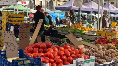 Imagen de un puesto del mercado tradicional de la Plaza Mayor.