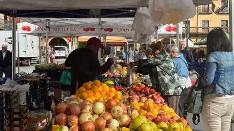 Imagen de un puesto del mercado tradicional de la Plaza Mayor.