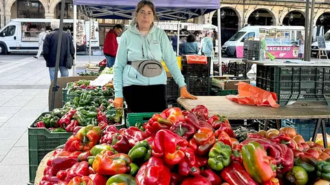 María Jesús junto a su puesto de pimientos del mercado tradicional de la Plaza Mayor.